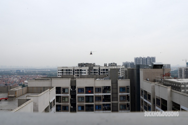 Từ trên cao, trực thăng cứu hộ xuất hiện ở đường chân trời, tiếp cận cụm nhà cao tầng để triển khai phương án giải cứu.