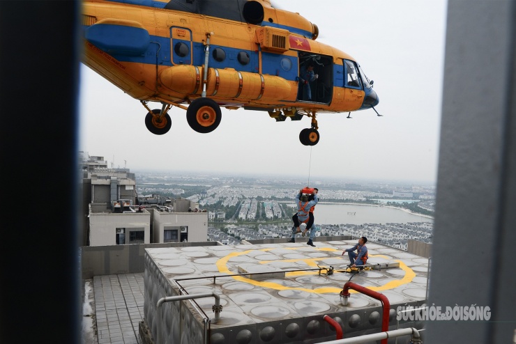 Mãn nhãn hình ảnh trực thăng diễn tập cứu nạn trên nóc nhà cao tầng - 7
