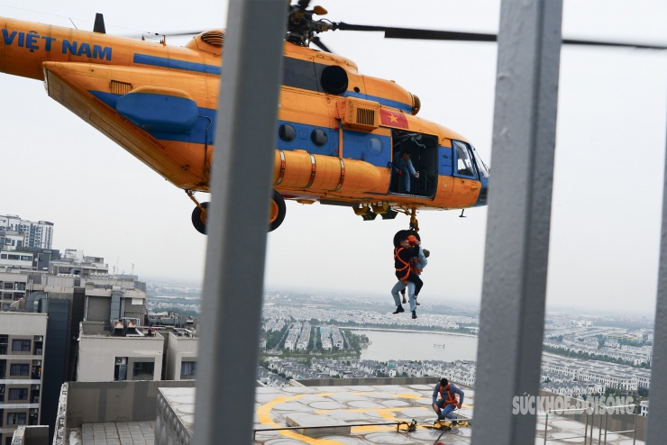 Mãn nhãn hình ảnh trực thăng diễn tập cứu nạn trên nóc nhà cao tầng - 8