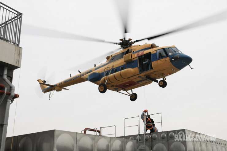 Mãn nhãn hình ảnh trực thăng diễn tập cứu nạn trên nóc nhà cao tầng - 10