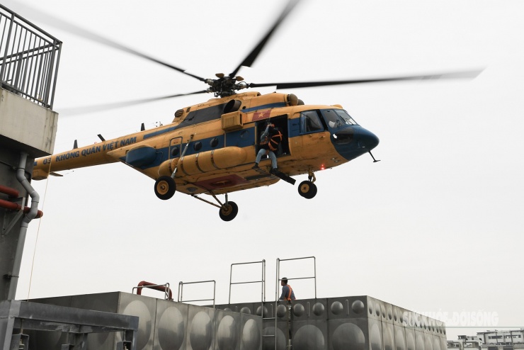 Mãn nhãn hình ảnh trực thăng diễn tập cứu nạn trên nóc nhà cao tầng - 9