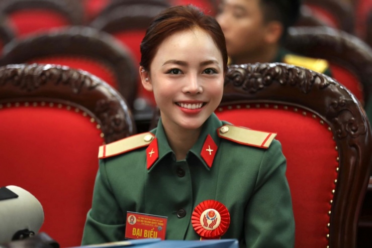 Phí Thanh Thảo, 31 tuổi, quê ở Thạch Thất, Hà Nội. Cô thuộc biên chế đội bắn súng Quân đội và mang hàm Thượng úy. Người đẹp đang hẹn hò cầu thủ bóng đá Phạm Lý Đức. Cô cho biết đam mê thể thao từ khi là học sinh cấp một. Ngoài bắn súng, cô còn giỏi bơi, lặn.