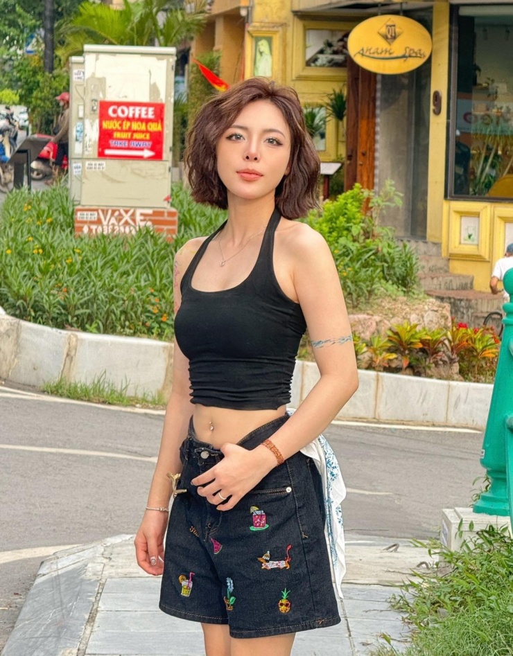 Thanh Thảo chuộng phong cách đường phố mang hơi thở thập niên 1990 và 2000. Tự tin với vòng eo nhỏ, cô thường diện crop top kết hợp quần shorts, bermuda. Người đẹp còn đính khuyên rốn để làm đẹp mỗi lần mặc áo ngắn.