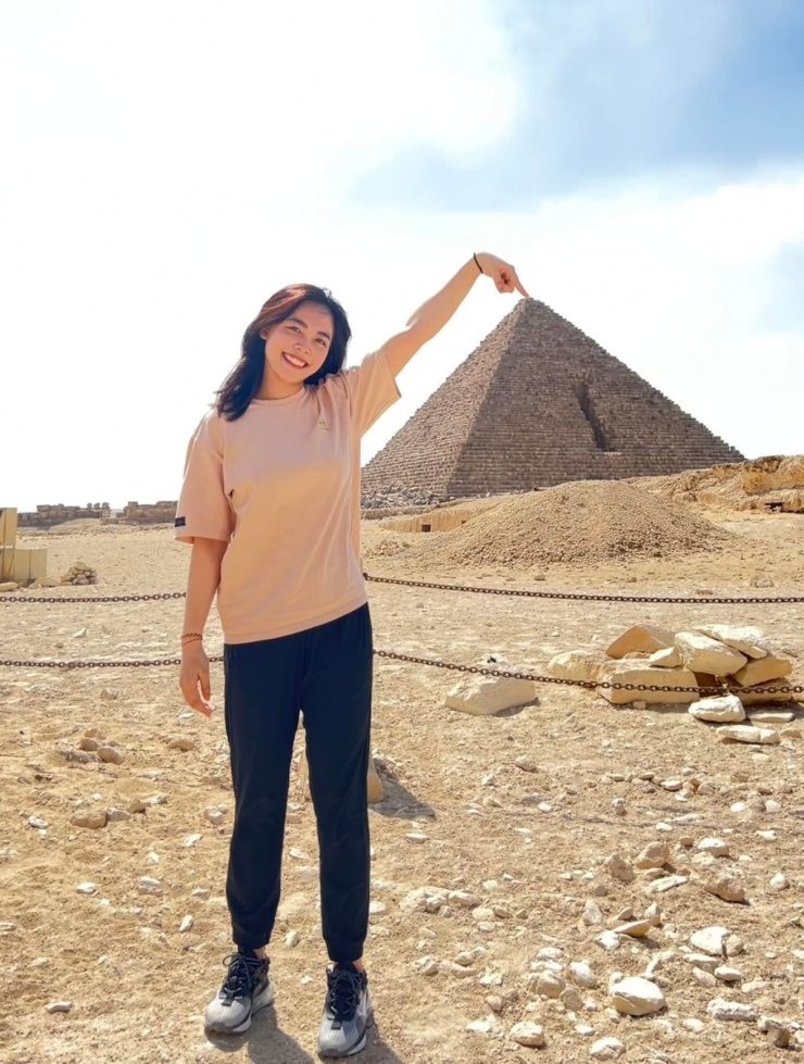 Thanh Thảo cũng thích tìm hiểu nhiều xu hướng trang điểm, như douyin. Khi ra ngoài, cô luôn thoa kem chống nắng và makeup tự nhiên, kẻ eyeliner mắt mèo và tô son.