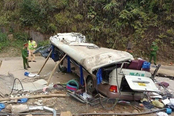 Thông tin mới vụ lật xe khách chở đoàn thiện nguyện, 18 người thương vong