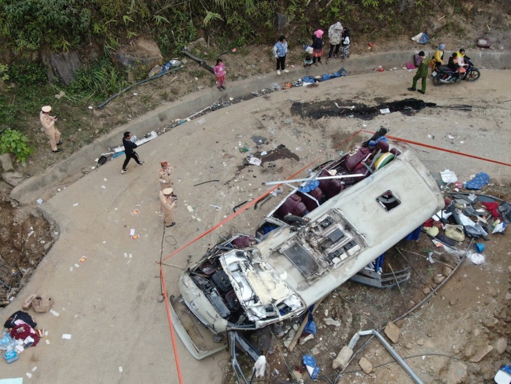 Xe ô tô chở đoàn thiện nguyện mang biển kiểm soát 29B-614.06 bị lật trên đoạn đường dốc.