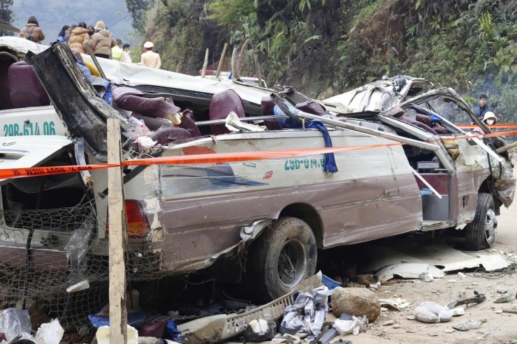 Chiếc xe tai nạn bị bẹp rúm, biến dạng.