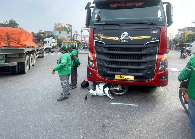 Người phụ nữ thoát chết thần kỳ dưới gầm container - 1