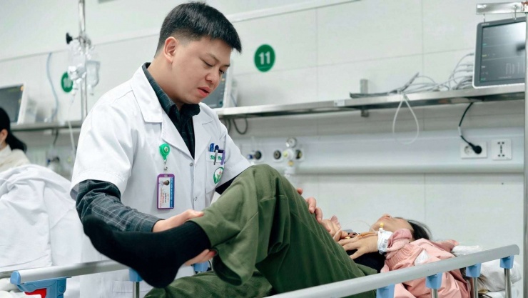 Các bác sĩ Bệnh viện Hữu nghị Việt Đức dồn lực cấp cứu cho nạn nhân.&nbsp;Ảnh: BVCC