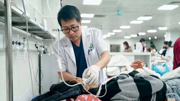 Hiện 7 trong số 9 nạn nhân đang được cấp cứu, điều trị tại Bệnh viện Hữu nghị Việt Đức.&nbsp;Ảnh: BVCC