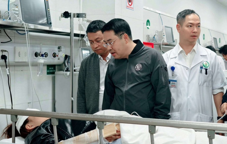 Ngay trong tối cùng ngày, Chủ tịch UBND tỉnh Lào Cai Nguyễn Tuấn Anh kịp thời tới thăm hỏi, động viên các nạn nhân trong vụ lật xe Lào Cai đang được cấp cứu tại Bệnh viện Hữu nghị Việt Đức. Ảnh: BVCC