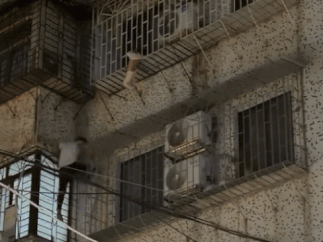 'Người hùng' cứu bé trai treo lơ lửng ở chuồng cọp tầng 4