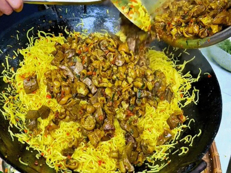 Đặc sản Huế chế biến kiểu lạ cùng lòng lợn, màu sắc bắt mắt, vị thơm ngon