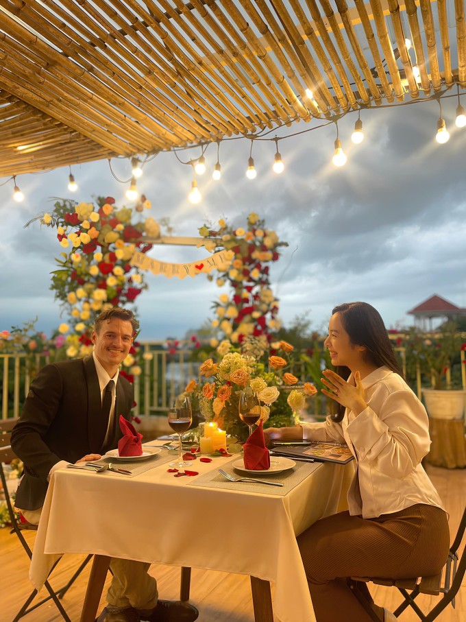 Blaze cầu hôn Mai Anh trong một nhà hàng ở TP HCM, năm 2024. Ảnh: Le Mai Anh