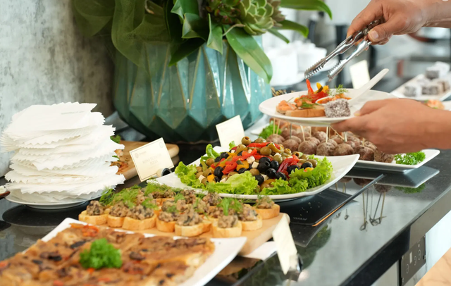 Chỉ lấy đồ ăn trong 1 vòng buffet và chọn vừa đủ thức ăn.