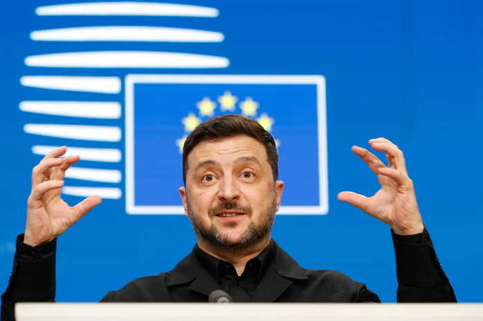 Tổng thống Ukraine Volodymyr Zelensky phát biểu trong cuộc họp báo tại Hội nghị thượng đỉnh EU ở Brussels - Bỉ ngày 18-12. Ảnh: AP