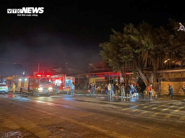 Khoảng 2h55 rạng sáng cùng ngày, lực lượng chức năng nhận được tin báo cháy nhà dân tại số 56, thôn Đoàn Kết, trên quốc lộ 14, xã Hòa Phú, tỉnh Đắk Lắk.