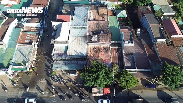 Đến 8h sáng 27/12, lực lượng chức năng tỉnh Đắk Lắk vẫn đang khám nghiệm hiện trường, điều tra nguyên nhân vụ cháy cửa hàng điện nước khiến 4 người trong một gia đình tử vong.