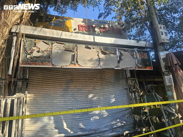 Khi cảnh sát tiếp cận hiện trường, lực lượng cứu nạn xác định có nhiều người mắc kẹt bên trong.