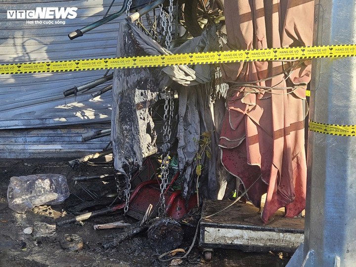 Theo nhân chứng, cửa ngôi nhà là cửa cuốn nên khi xảy ra vụ cháy, các nạn nhân không thể thoát ra ngoài.