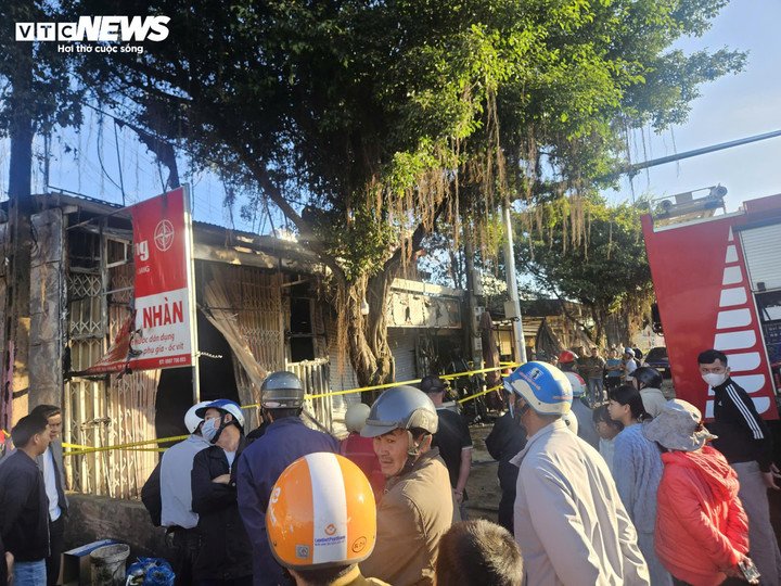 Rất đông người dân có mặt để dõi theo sự việc.