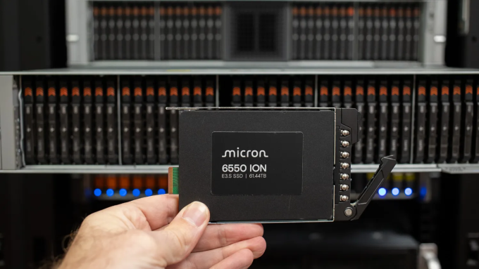 Một ổ SSD 6550 Ion của Micron được dùng trong thử nghiệm tìm số Pi. Ảnh: StorageReview