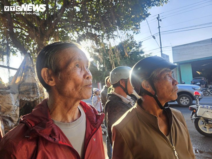 Ông Tú (áo đỏ) vẫn chưa hết run rẩy khi nhắc lại những gì đã xảy ra trong đêm