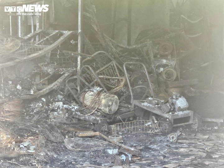 Các vật dụng bên trong bị cháy rụi.