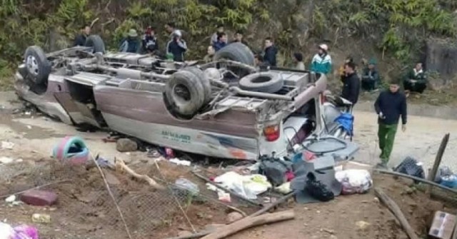 Lật xe chở đoàn thiện nguyện, 8 người tử vong