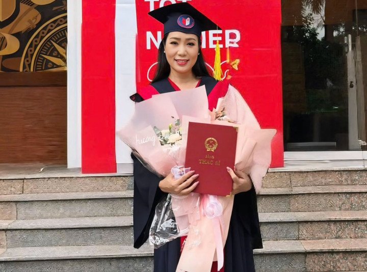 NSND Trịnh Kim Chi có bằng thạc sĩ và đang tiếp tục học lên tiến sĩ.