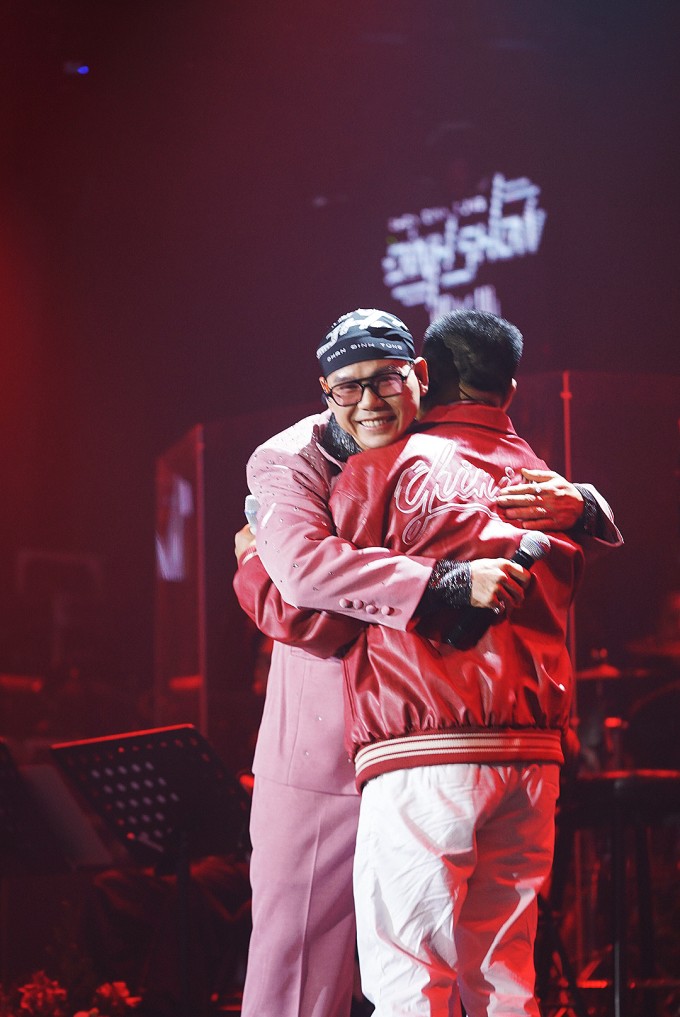 NSND Tự Long và Phan Đinh Tùng ôm nhau trên sân khấu.