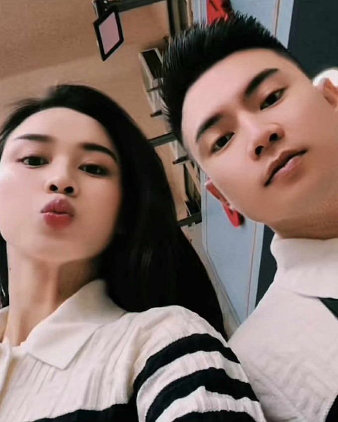 Sau thời gian hạn chế đăng ảnh ông xã trên trang cá nhân, Đỗ Thị Hà khoe loạt khoảnh khắc tình tứ, được cô cùng nửa kia ghi lại suốt nhiều năm qua. Thời gian hẹn hò, Đỗ Thị Hà và Viết Vương thường xuyên đồng hành cùng nhau khi đi làm hay những chuyến du lịch.