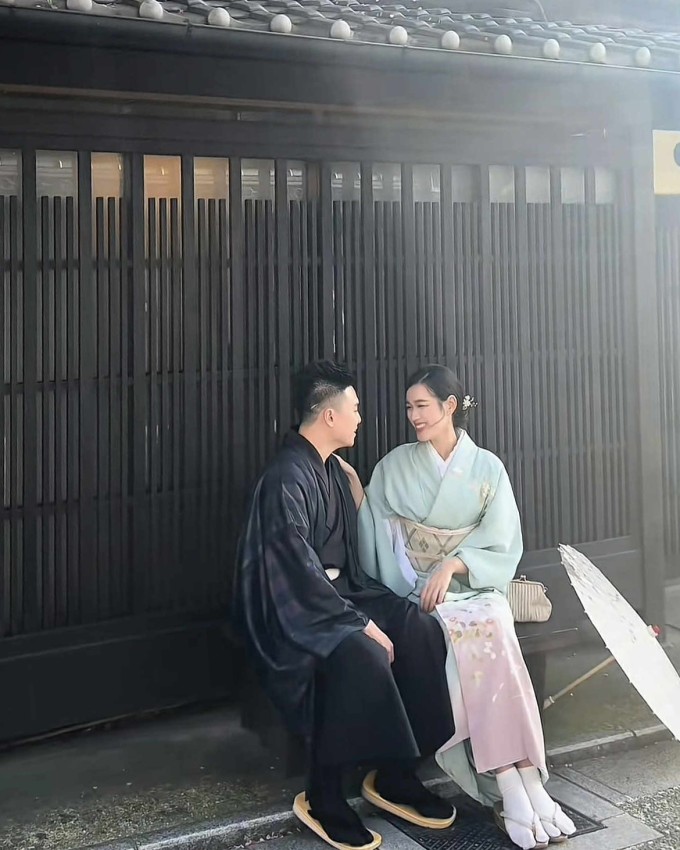 Uyên ương cùng thử mặc kimono trong chuyến du lịch Nhật Bản hồi năm ngoái. Khi đi du lịch, Viết Vương tích cực chụp hình cho Đỗ Thị Hà và được nửa kia khen 'tay nghề'.
