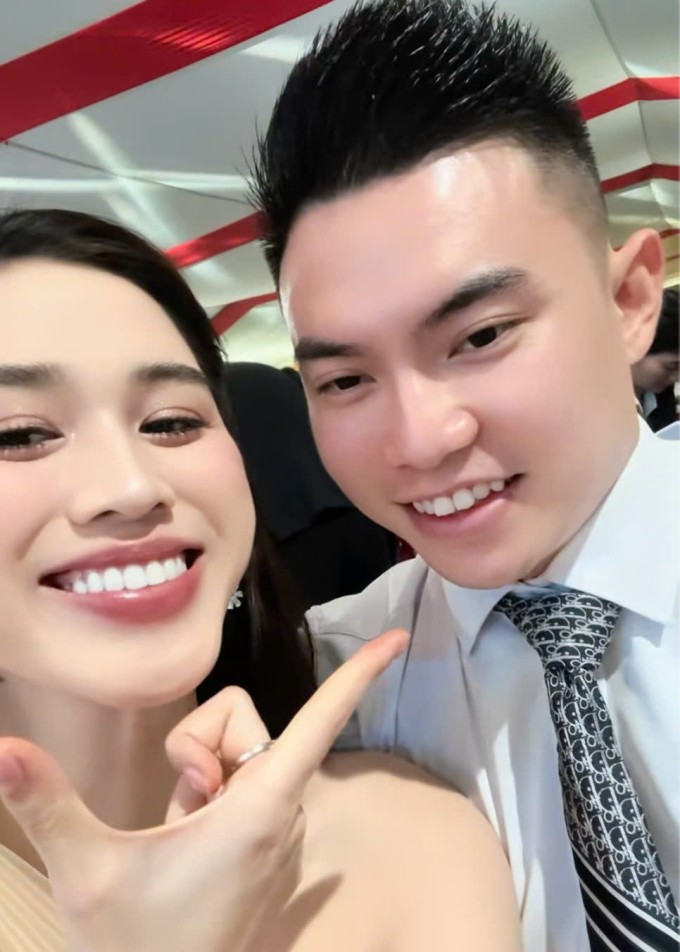 Từ khi kết hôn, Hoa hậu Việt Nam 2020 hỗ trợ gia đình nhà chồng - Tập đoàn Sơn Hải - trong công việc kinh doanh. Cô cũng đồng hành với gia đình chồng ở những hoạt động thiện nguyện.