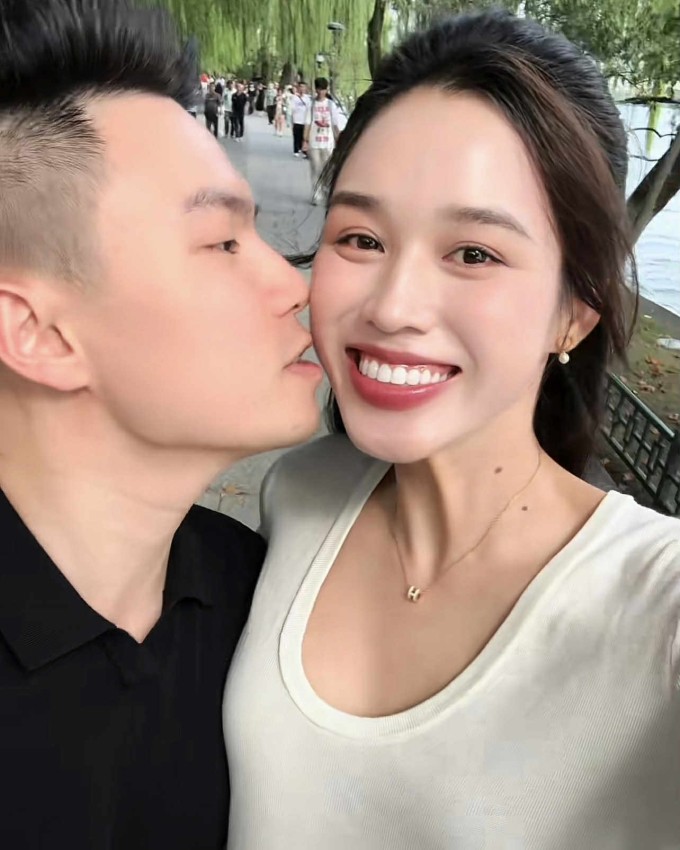 Đỗ Thị Hà khoe khoảnh khắc được chồng hôn má ở Trung Quốc. Sau khi kết hôn, cả hai từng có chuyến công tác ngắn ngày ở xứ sở tỷ dân.