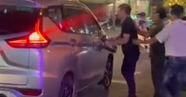 Tài xế xe công nghệ tố bị ‘thượng đế’ đánh, đập...