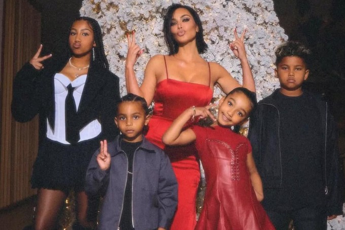 North (trái) là một trong bốn người con của Kim Kardashian với chồng cũ, rapper Kanye West.