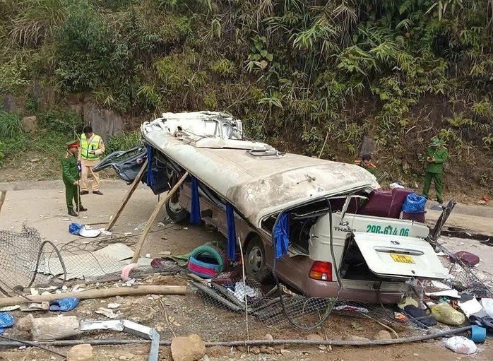 Xe khách dập nát sau khi gặp nạn