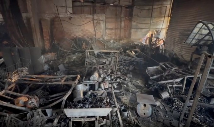 Đồ đạc bên trong căn nhà bị thiêu rụi. Ảnh: Ngọc Oanh