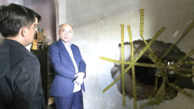 Bức tường giữa 2 căn nhà được lực lượng chức năng phá vỡ để tiếp cận hiện trường cứu nạn. Ảnh: Ngọc Oanh