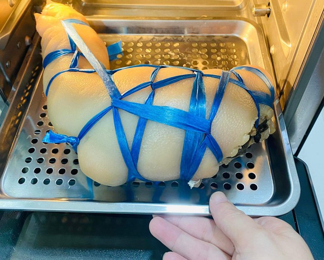 Thay vì luộc, bạn có thể dùng nồi chiên hơi nước để hấp. Phương pháp này giúp giữ trọn vị ngọt và dưỡng chất của thịt. Ảnh: Thanh Huệ