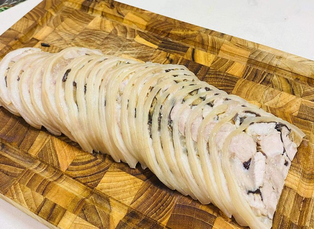 Món chân giò rút xương nhồi thịt sau khi hoàn thành có màu sắc vô cùng bắt mắt. Ảnh: Thanh Huệ