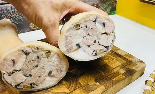 Sau khi hấp chín, để chân giò nguội hoàn toàn, rồi cho vào ngăn mát tủ lạnh 6–8 giờ để đông lại, dễ cắt và giữ hình dạng đẹp. Ảnh: Thanh Huệ