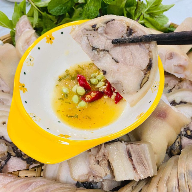 Với lớp da giòn dai, thịt mềm ngọt và hương vị đậm đà, món ăn này chắc chắn sẽ “gây nghiện” cả nhà. Ảnh: Thanh Huệ