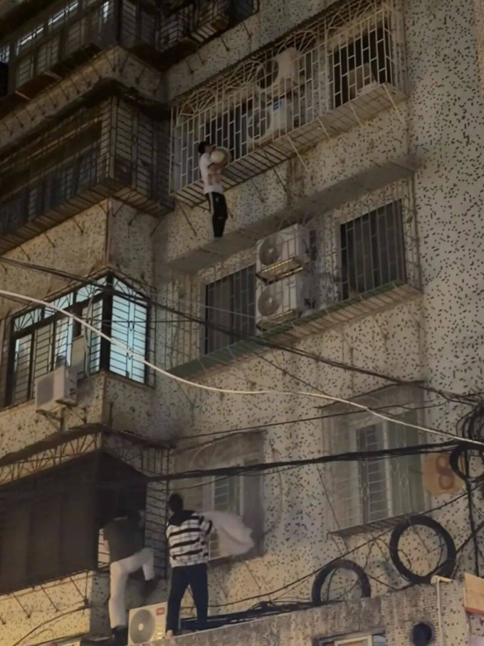 Nam thanh niên mặc áo trắng nhận nhiều khen ngợi trước hành động dũng cảm, nhanh trí.