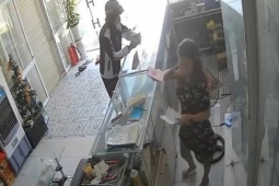 Video đối tượng vờ mua hàng để cướp iPhone 15 Pro Max