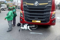 Người phụ nữ thoát chết thần kỳ dưới gầm container