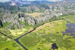 'Vịnh không sóng' đẹp như tranh ở Ninh Bình, du khách ngồi thuyền ngắm tận đáy
