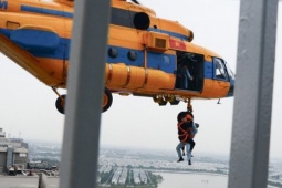 Mãn nhãn hình ảnh trực thăng diễn tập cứu nạn trên nóc nhà cao tầng