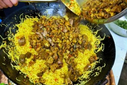 Đặc sản Huế chế biến kiểu lạ cùng lòng lợn, màu sắc bắt mắt, vị thơm ngon